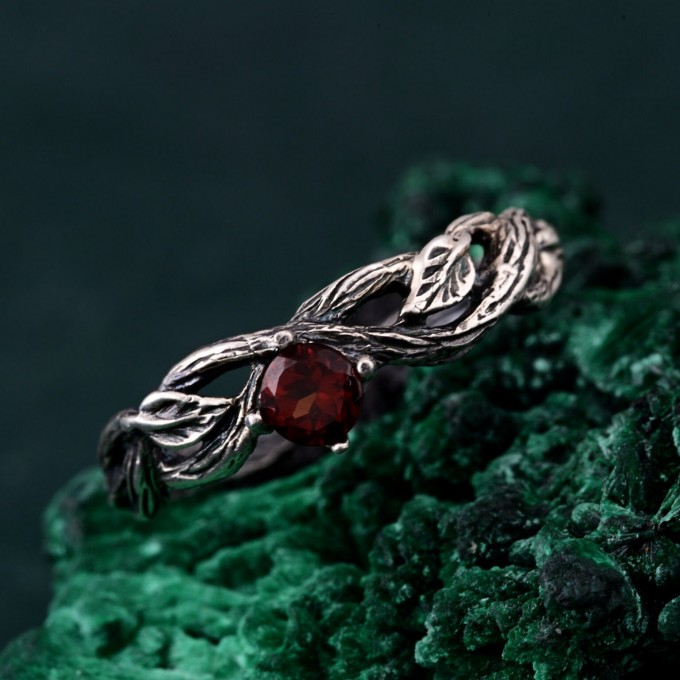 Leafy Twig Ring – Garnet-Embellished Nature-Inspired Jewelry