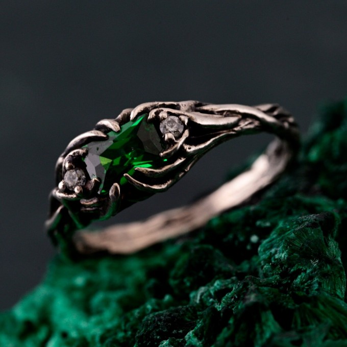 Luxury Emerald Tree-Inspired Wedding Ring – Exquisite Leafy Band