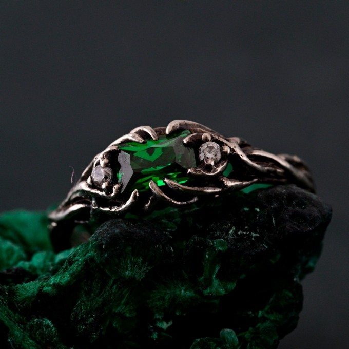 Emerald Elegant Leafy Wedding Band – Luxury Tree-Inspired Design, Exquisite and Unique Wedding Ring