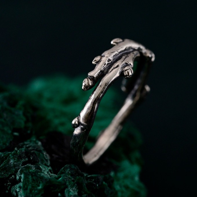 Handcrafted Silver Leaf Ring – Unique Gothic Style Wedding Band