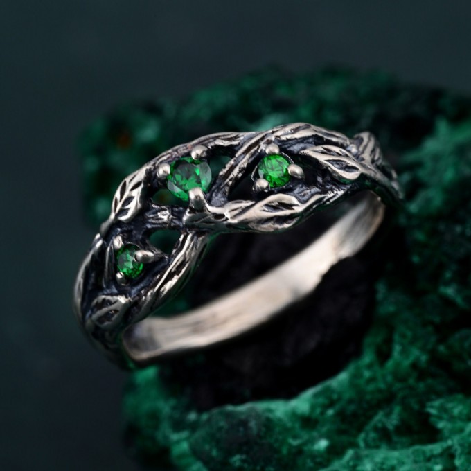 Green Emerald Leafy Band – Nature-Inspired Wedding Ring with Minimalist Bohemian DesignGreen Emerald Leafy Band – Nature-Inspired Wedding Ring with Minimalist Bohemian Design