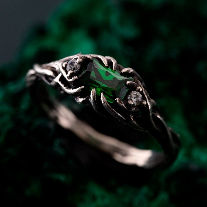Emerald Elegant Leafy Wedding Band – Luxury Tree-Inspired Design, Exquisite and Unique Wedding Ring