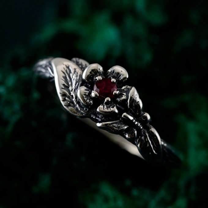 Blooming Grace: Gothic Flower and Leaf Ring