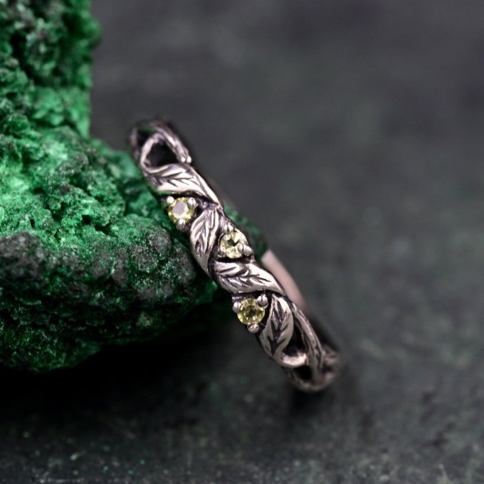 Handcrafted Silver Peridot Ring – Nature-Inspired Design with Leaf Detailing
