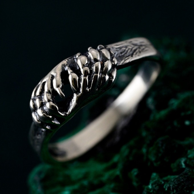 Claws of Valor: Gothic Lion Paw Ring