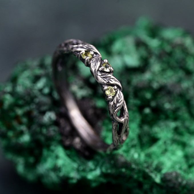 Handcrafted Silver Peridot Ring – Nature-Inspired Design with Leaf Detailing