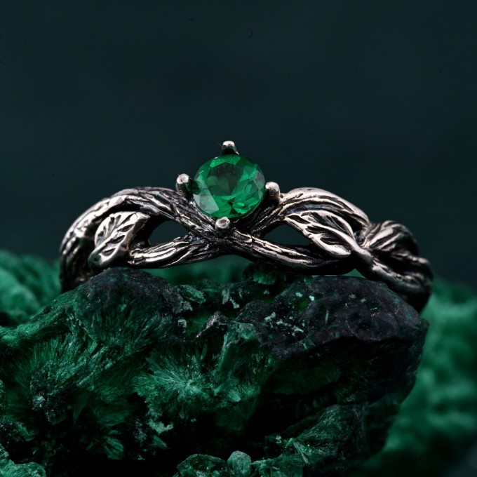 Emerald Whisper: Gothic Snake Ring