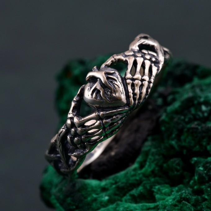 Handcrafted Silver Heart Embrace Ring – Eternal Love Symbol with Artistic Hands
