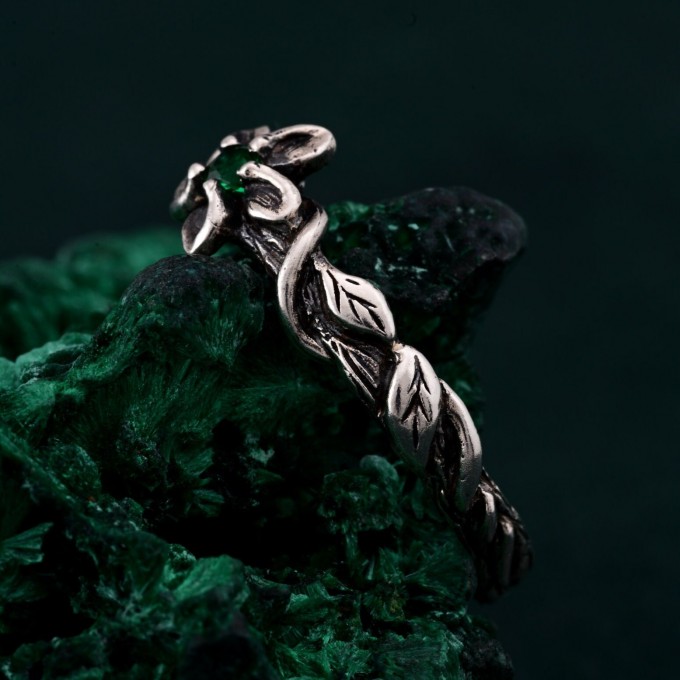 Silver Branch Ring with Emerald: Graceful Nature-Inspired Design