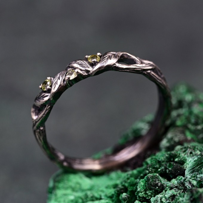 Handcrafted Silver Peridot Ring – Nature-Inspired Design with Leaf Detailing