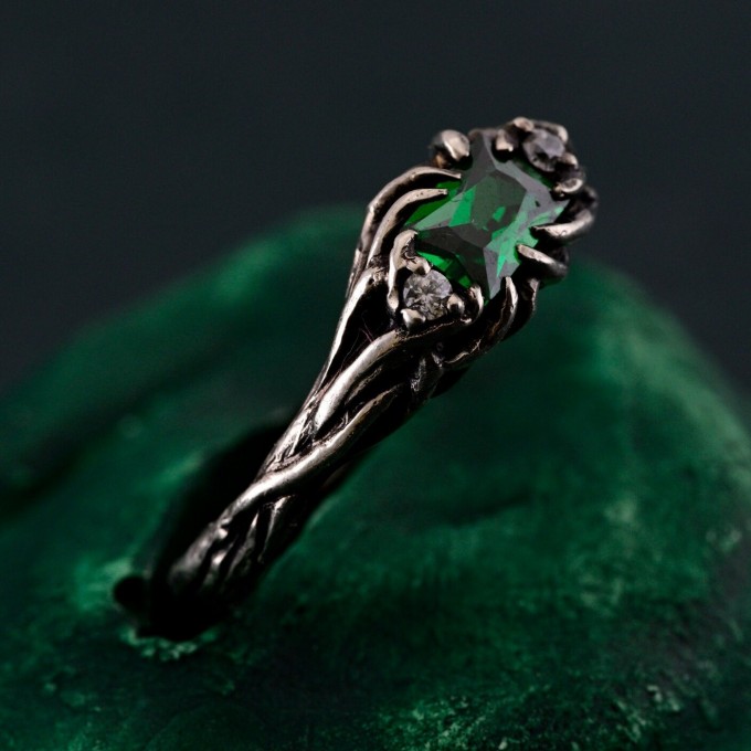 Emerald Elegant Leafy Wedding Band – Luxury Tree-Inspired Design, Exquisite and Unique Wedding Ring