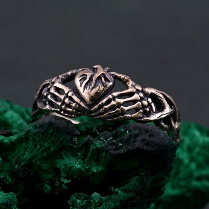 Handcrafted Silver Heart Embrace Ring – Eternal Love Symbol with Artistic Hands