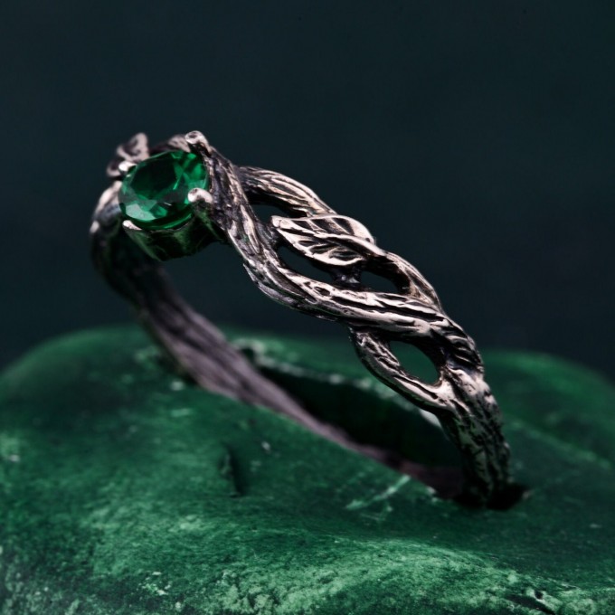 Emerald Whisper: Gothic Snake Ring