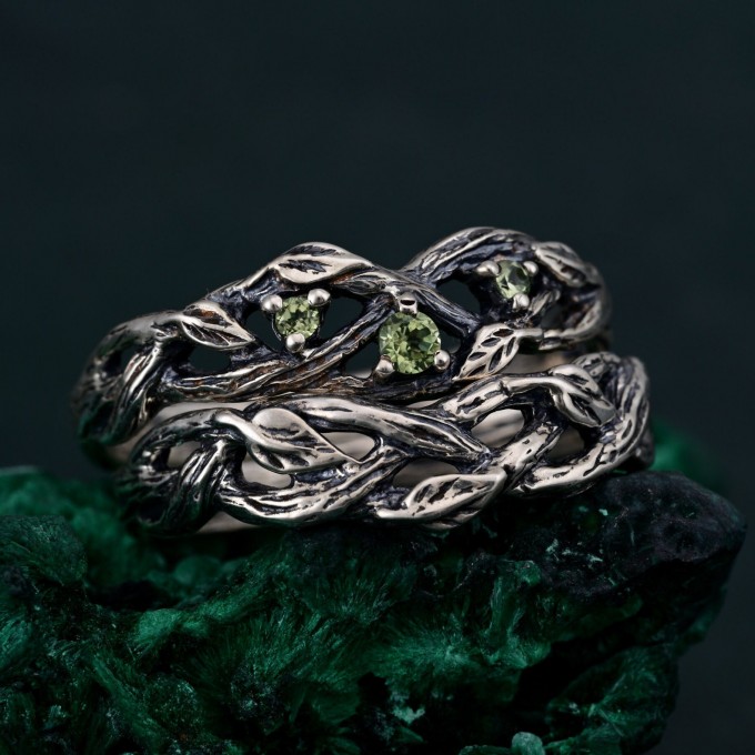 Elegant Silver Peridot Ring Set – Unique Tree-Inspired Wedding Bands for Couples