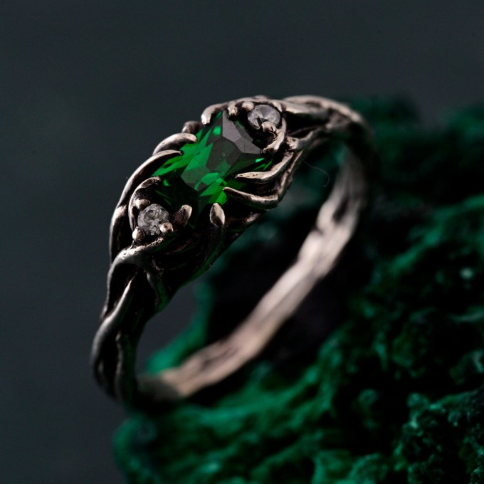 Emerald Elegant Leafy Wedding Band – Luxury Tree-Inspired Design, Exquisite and Unique Wedding Ring