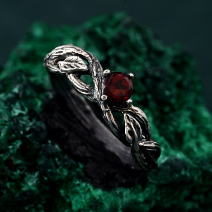 Leafy Twig Ring – Garnet-Embellished Nature-Inspired Jewelry