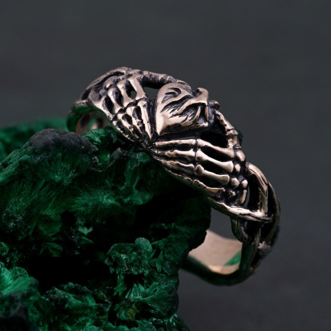 Handcrafted Silver Heart Embrace Ring – Eternal Love Symbol with Artistic Hands