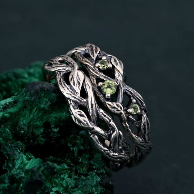 Elegant Silver Peridot Ring Set – Unique Tree-Inspired Wedding Bands for Couples