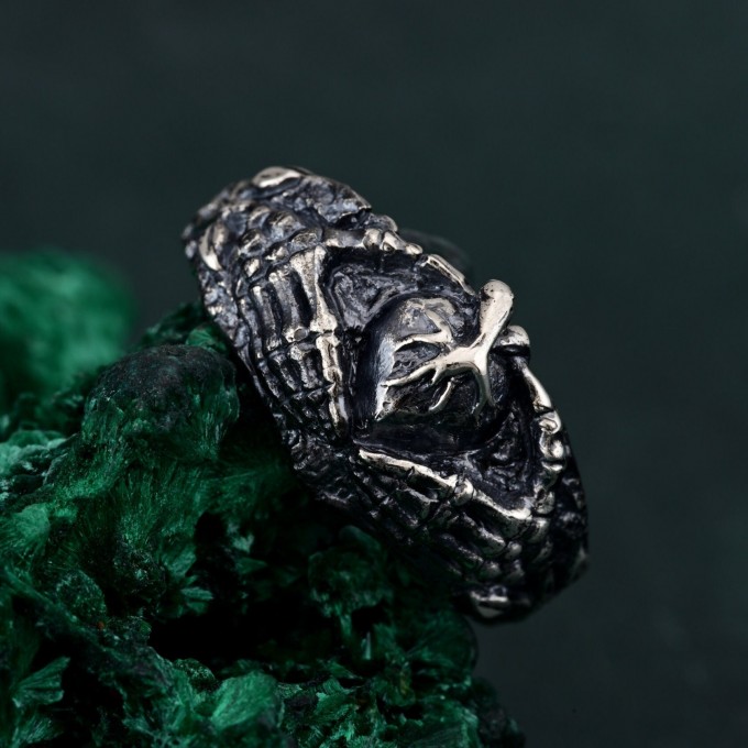 Heartbound Embrace: Gothic Skeleton Hands Ring