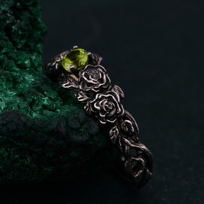 Rose Garden Silver Ring: Elegant Blossoming Rose Twig Design