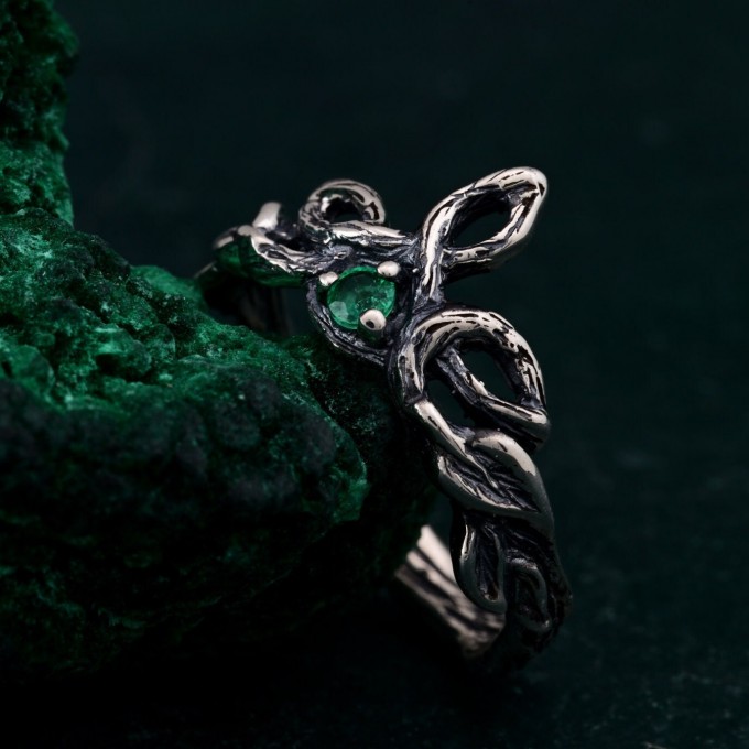 Whispering Leaves: Gothic Emerald Ring