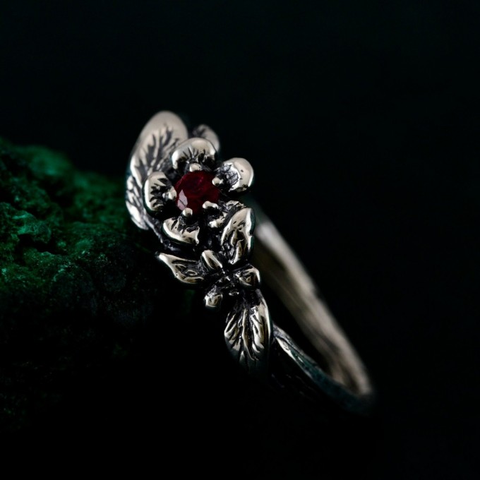 Blooming Grace: Gothic Flower and Leaf Ring