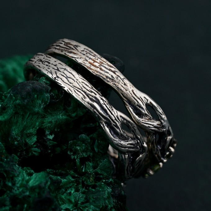 Elegant Silver Peridot Ring Set – Unique Tree-Inspired Wedding Bands for Couples