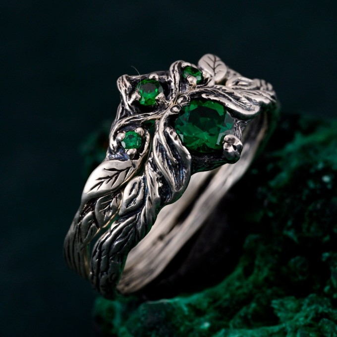 Emerald Silver Twig Ring – Forest-Inspired Leaf Design, Bohemian Green Gemstone Wedding Band, Unique Handcrafted Jewelry