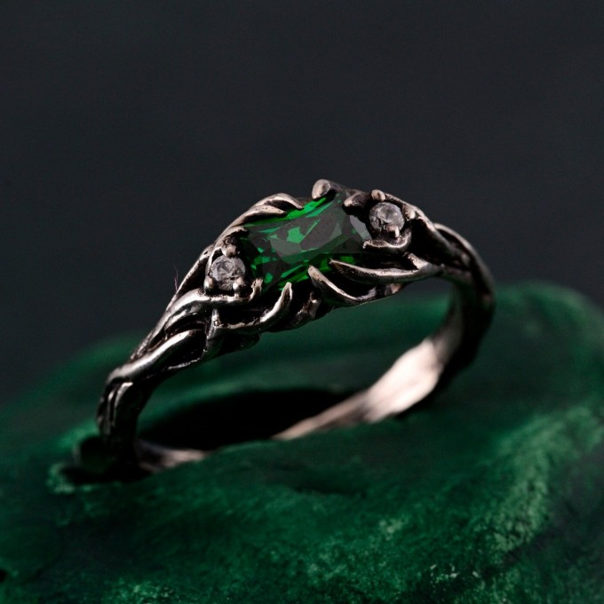 Emerald Elegant Leafy Wedding Band – Luxury Tree-Inspired Design, Exquisite and Unique Wedding Ring