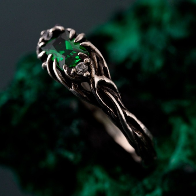 Emerald Elegant Leafy Wedding Band – Luxury Tree-Inspired Design, Exquisite and Unique Wedding Ring