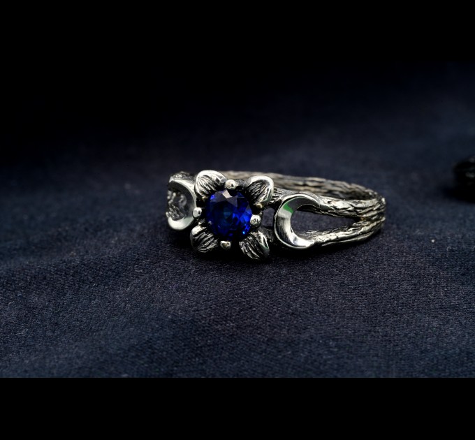 Embrace the Night Sky with the Celestial Luna Sapphire Ring: 5mm  Classic-Cut Natural Sapphire and Blossoming Flower Design